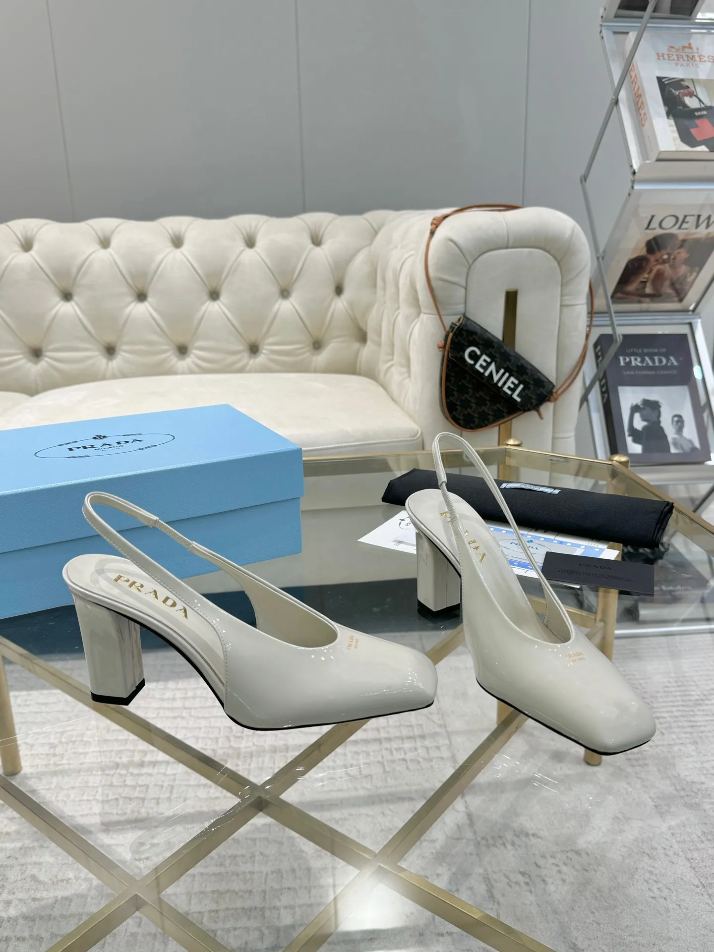 👟👟Ex-factory price 580👟👟 (imitation leather bottom-20) New arrival 👉Ready stock👈 Remove the original board and make a 1:1 replica‼ ️The highest version ✅2025Prada early spring catwalk hot style 😘The latest spring style thick heel small square toe series (genuine leather outsole) (simulated leather sole) goddess must-have super beautiful on the feet ‼ ️The upper and foot pads adopt the latest 3D LOGO elements, three-dimensional and advanced‼ ️Imported original cowhide leather, soft and textured, lining + foot pads, imported sheepskin lining, breathable and comfortable, matching private model heel, heel height 8M, size 35M-39M (34 40 414243 customized, non-refundable and non-exchangeable)